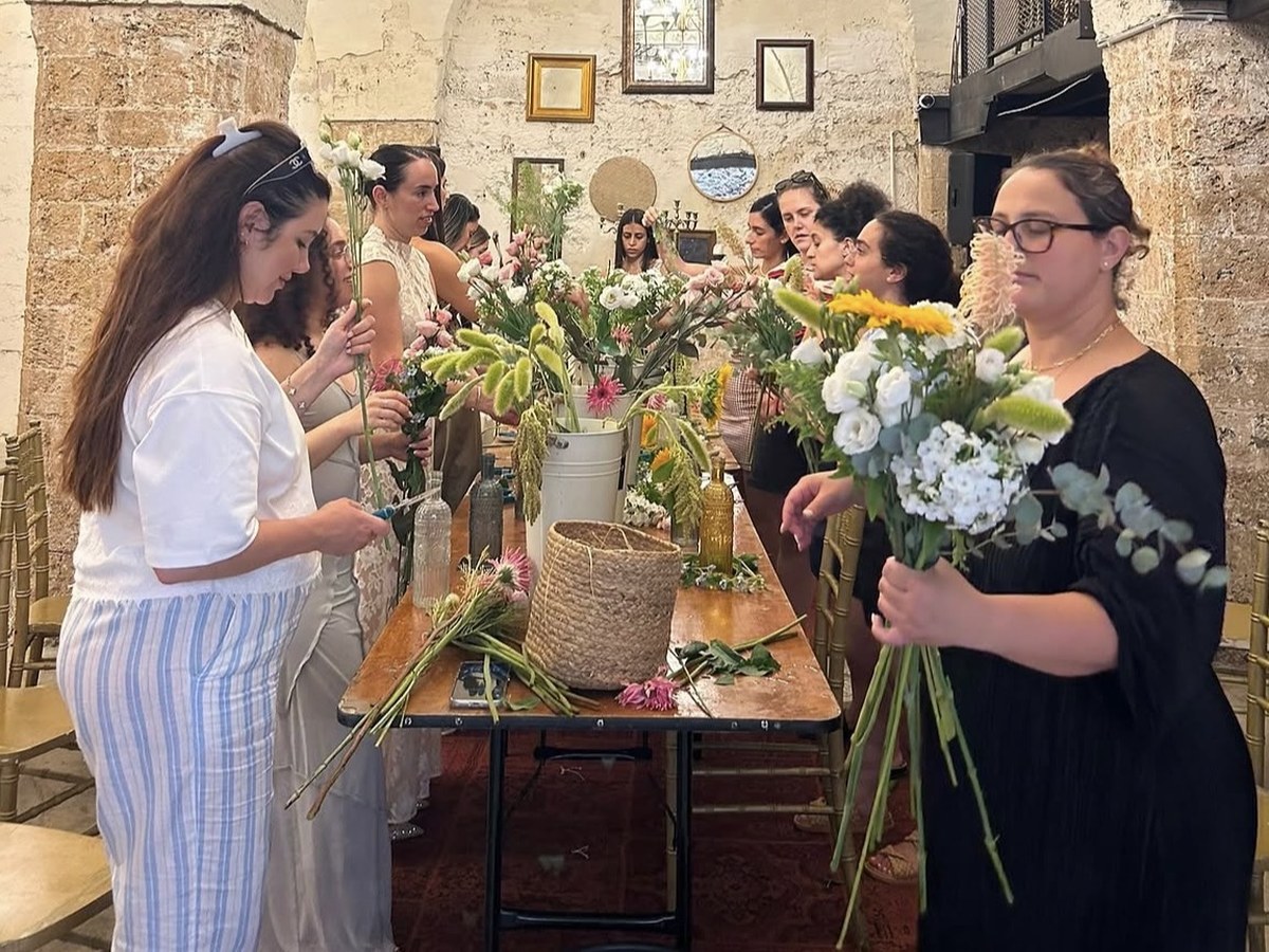 שזירת פרחים לכלי